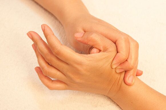 Зглобови прстију се могу масирати да би се ублажили симптоми. 